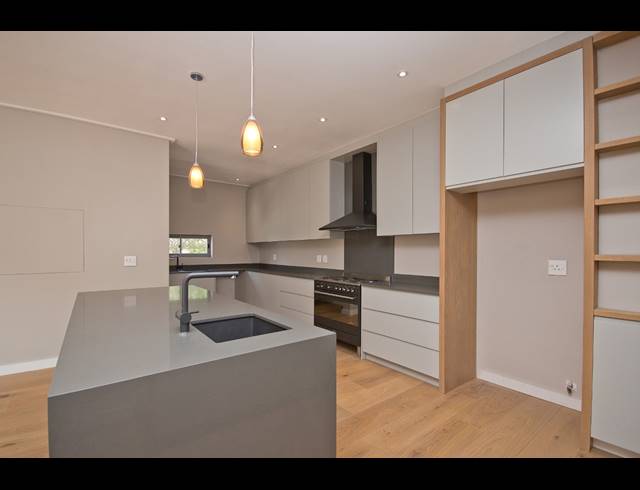 5 BEDROOM HOUSE SOLD IN CONSTANTIA